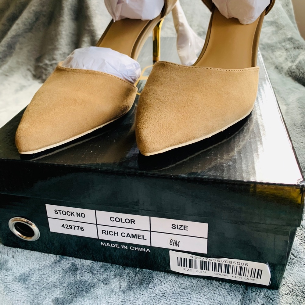 IMAN pump w/ tassel in rich caramel color.